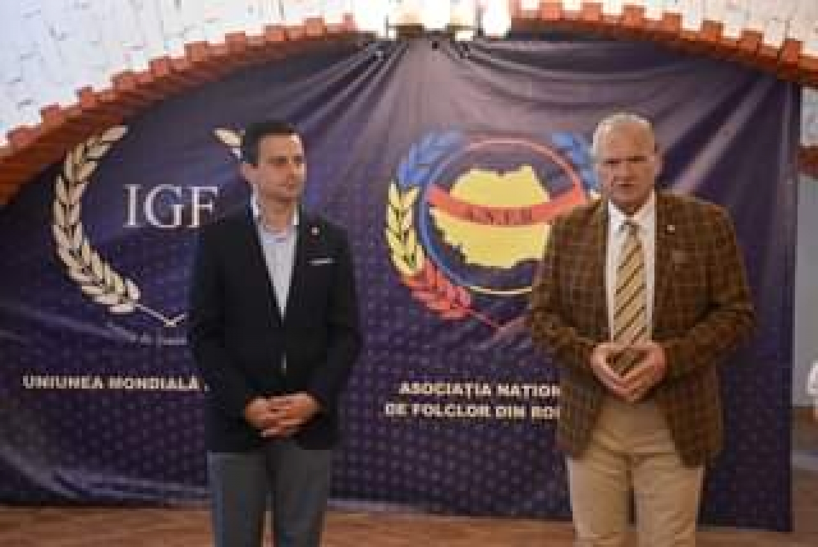 TRADIȚII ȘI VALORI CULTURALE PE PĂMÂNT ROMÂNESC: Simpozion internațional de folclor organizat de A.N.F.R. la Satu Mare